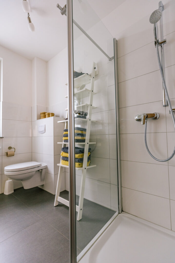 Ebenerdige Dusche hinter Glaswand im Badezimmer der Ferienwohnung Alte Pfarrgasse 5