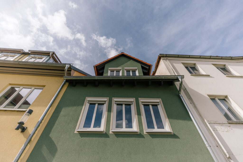 Grüne Außenfassade des Ferienhauses Alte Pfarrgasse mit Fenstern und Dachgaube